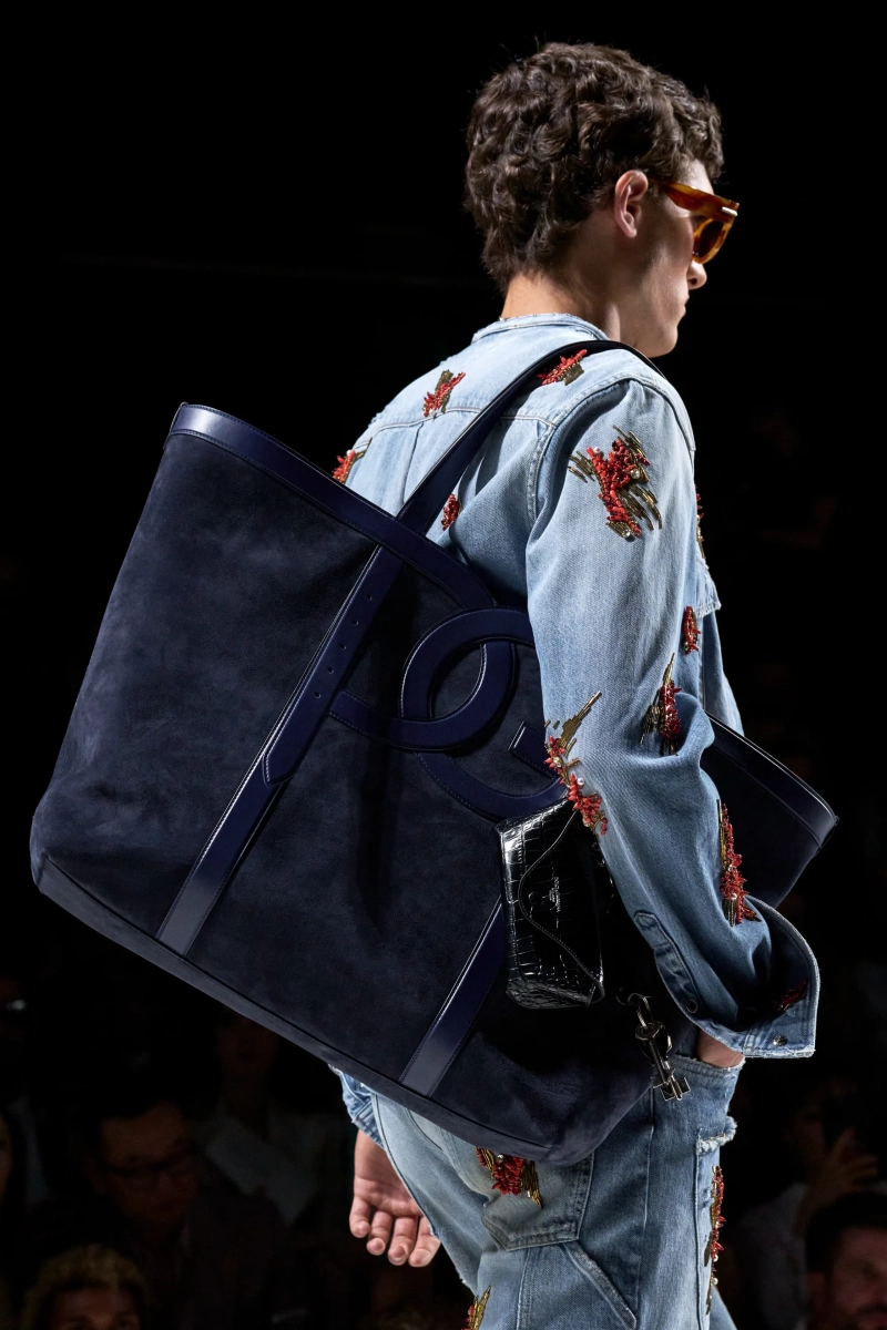 00210-dolce-and-gabbana-spring-2027-menswear-details-credit-gorunway.webp