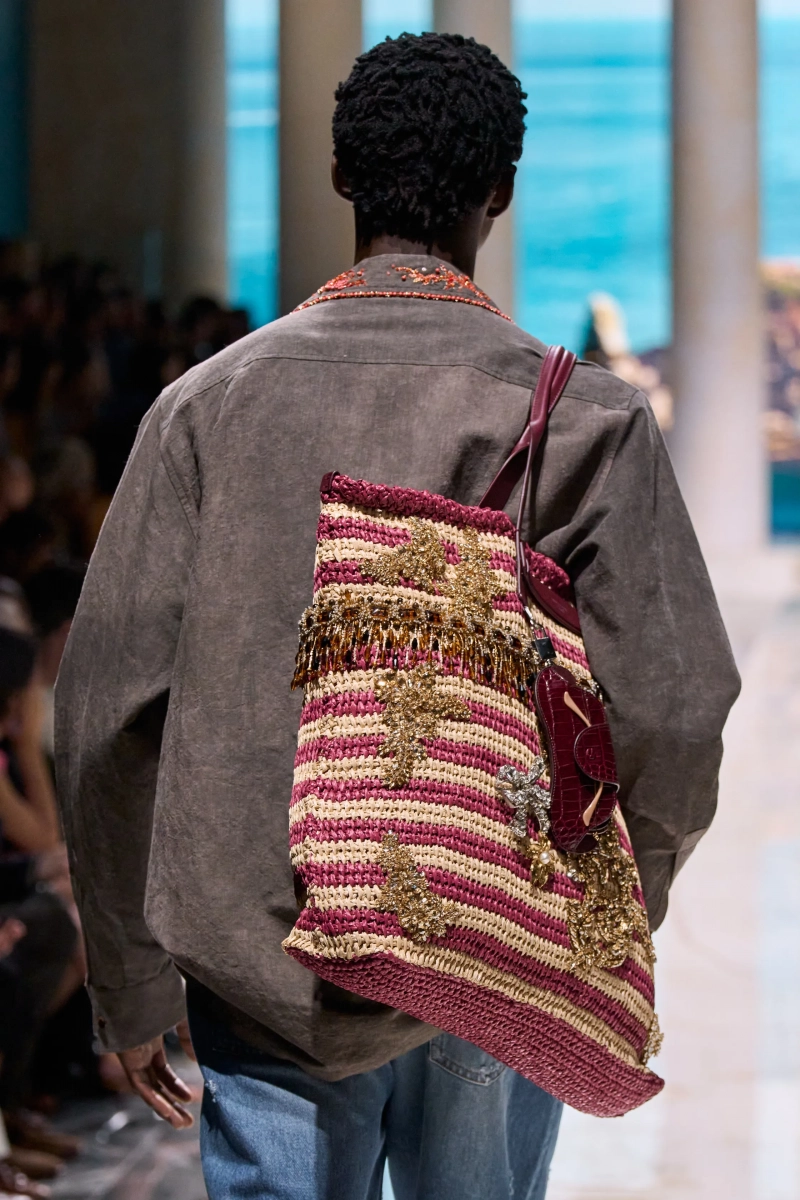 00200-dolce-and-gabbana-spring-2027-menswear-details-credit-gorunway.webp