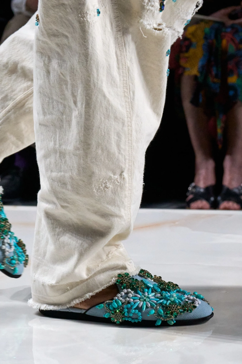 00134-dolce-and-gabbana-spring-2027-menswear-details-credit-gorunway.webp
