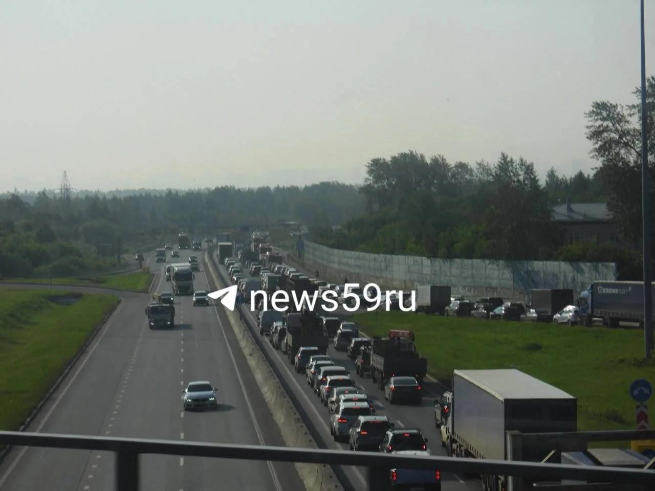 Пробка на Красавинском мосту: движение затруднено из-за ДТП и ремонта