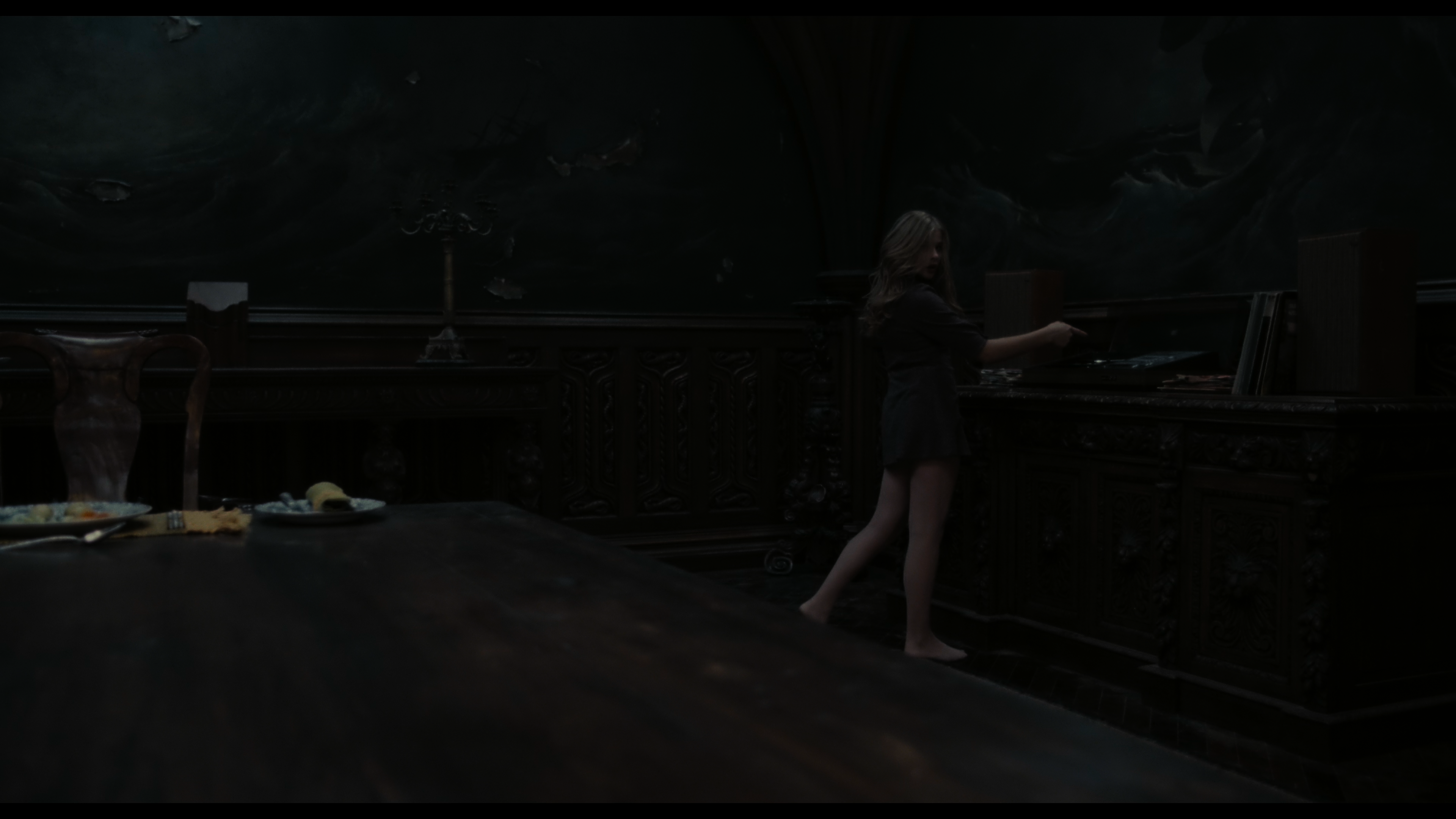 Dark Shadows.2012.2160p.UHD.BluRay.Remux.DV.P7.HDR.TORRNADO.mkv_snapshot_00.17.51.112.png