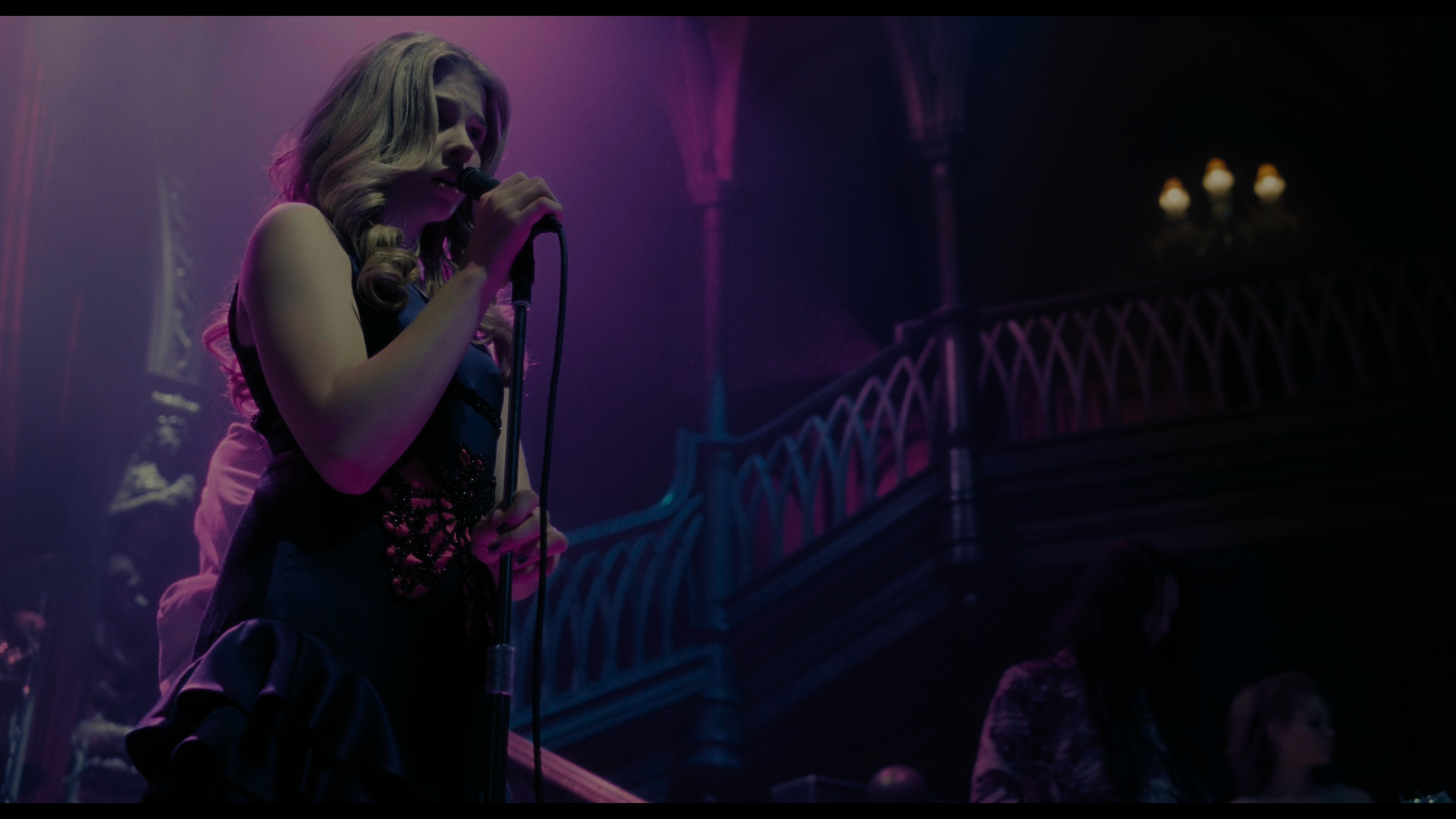 Dark Shadows.2012.2160p.UHD.BluRay.Remux.DV.P7.HDR.TORRNADO.mkv_snapshot_01.15.12.383.png