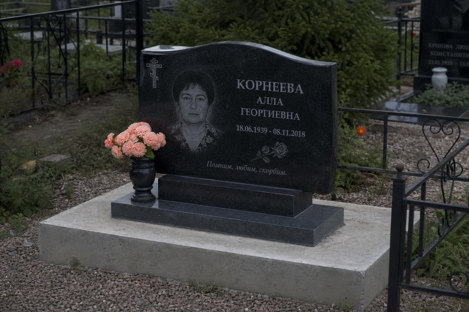 Гранитный памятник на кладбище с ровным фундаментом