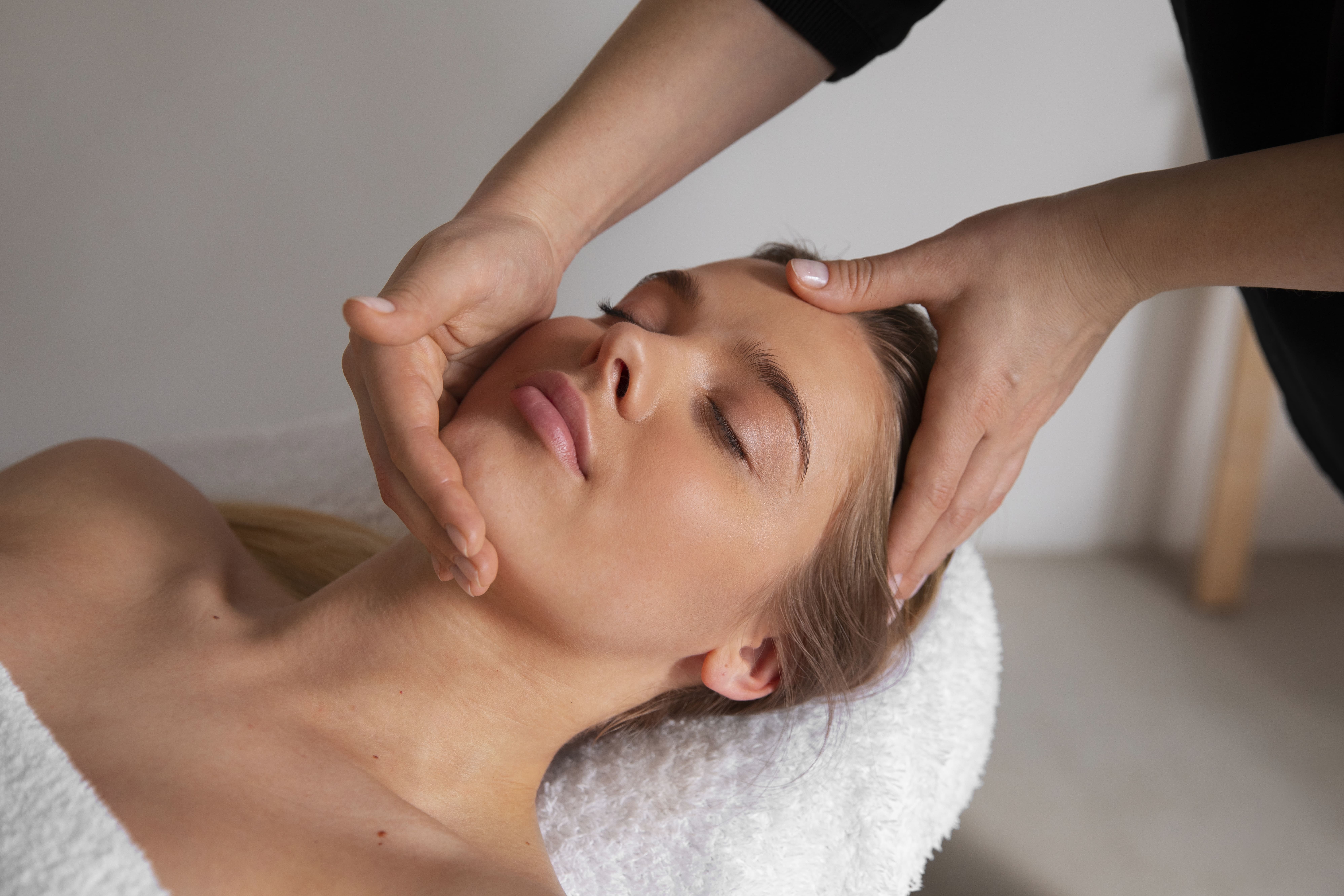 Хиропластический массаж лица — процесс в MYBEAUTY