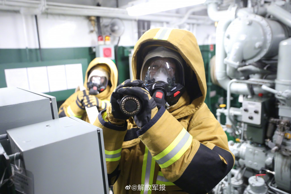 Учения отряда аварийно-спасательных кораблей Флота Северного моря 
